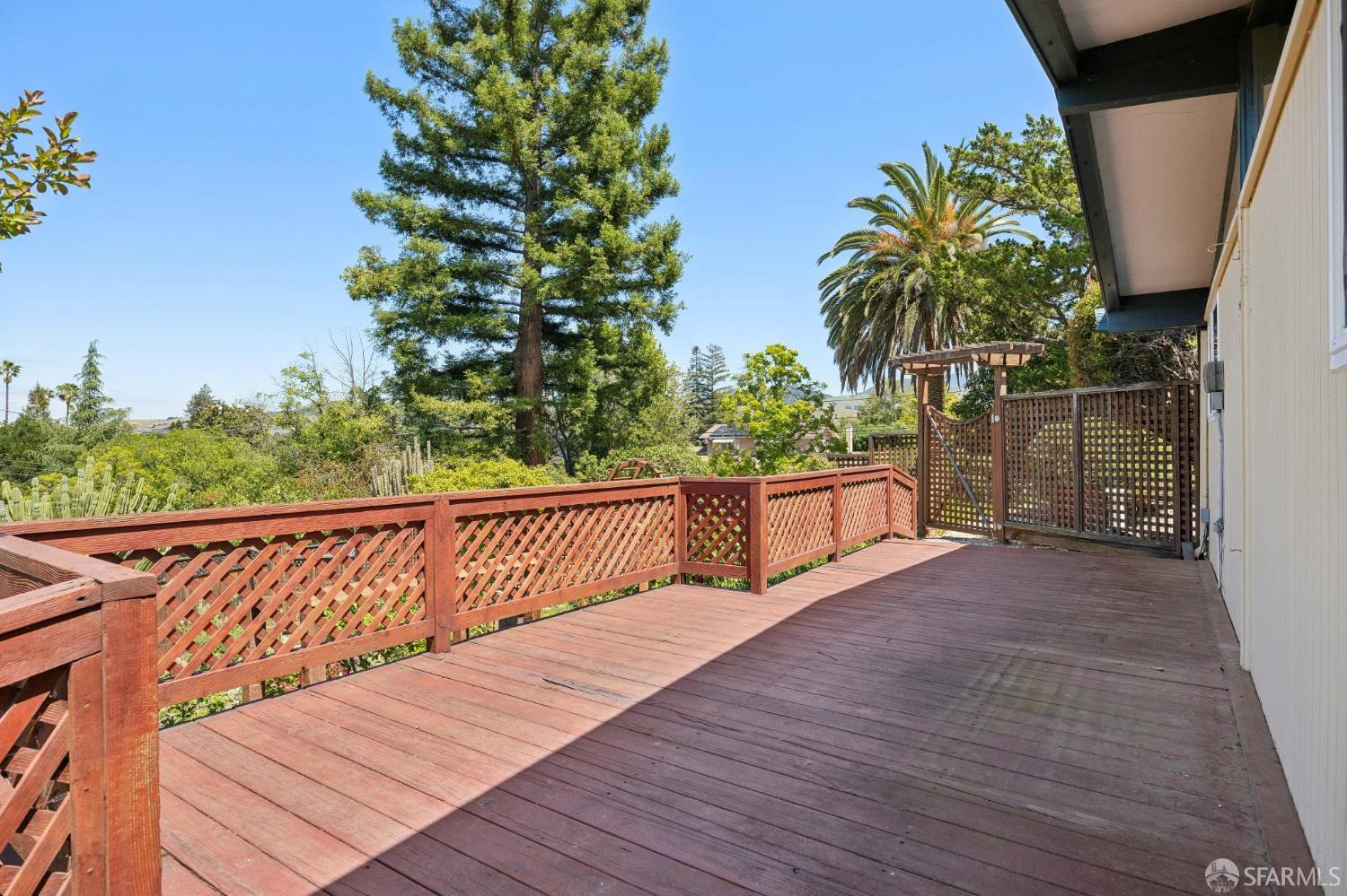 411 Las Lomas Way