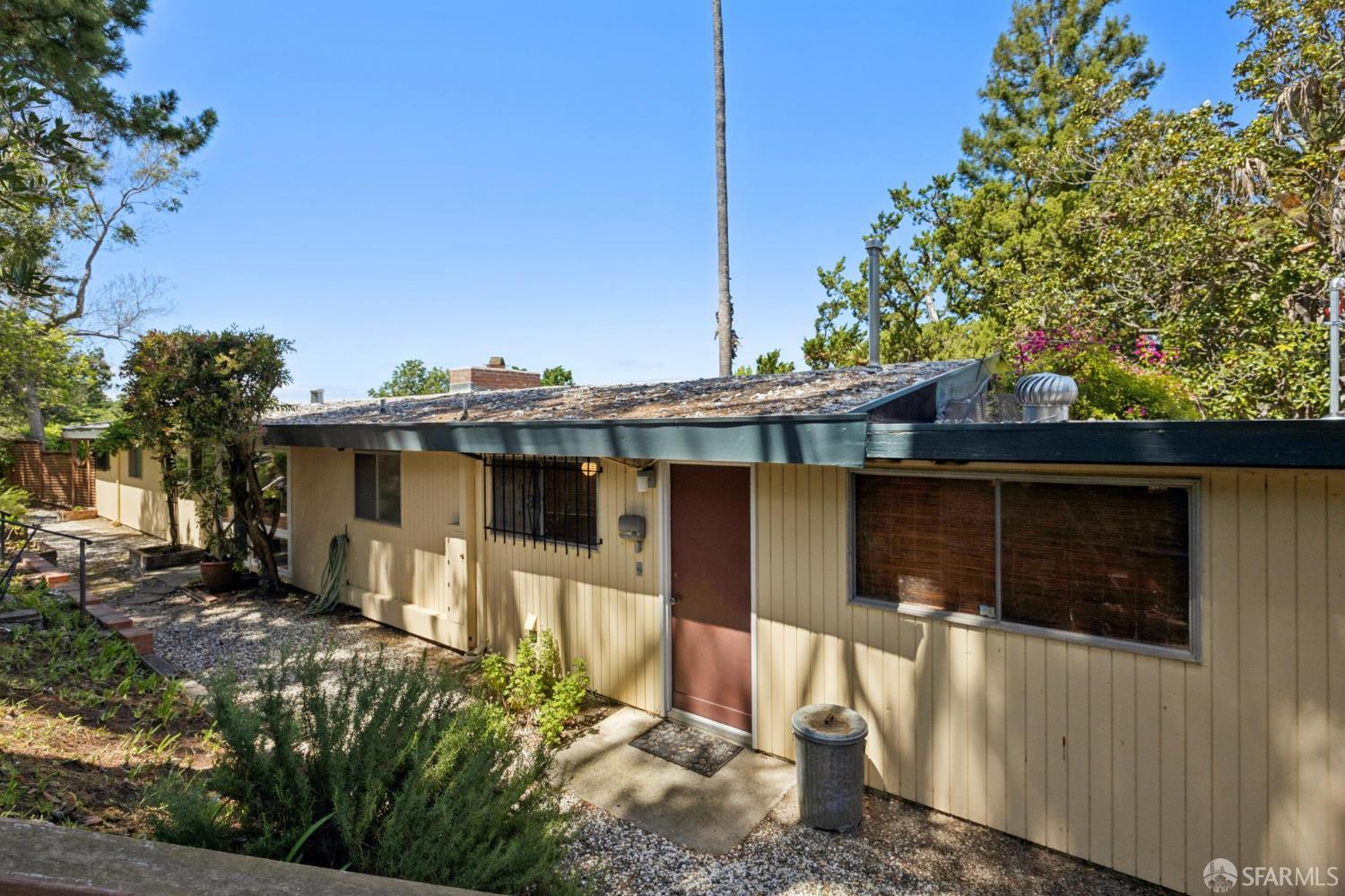 411 Las Lomas Way