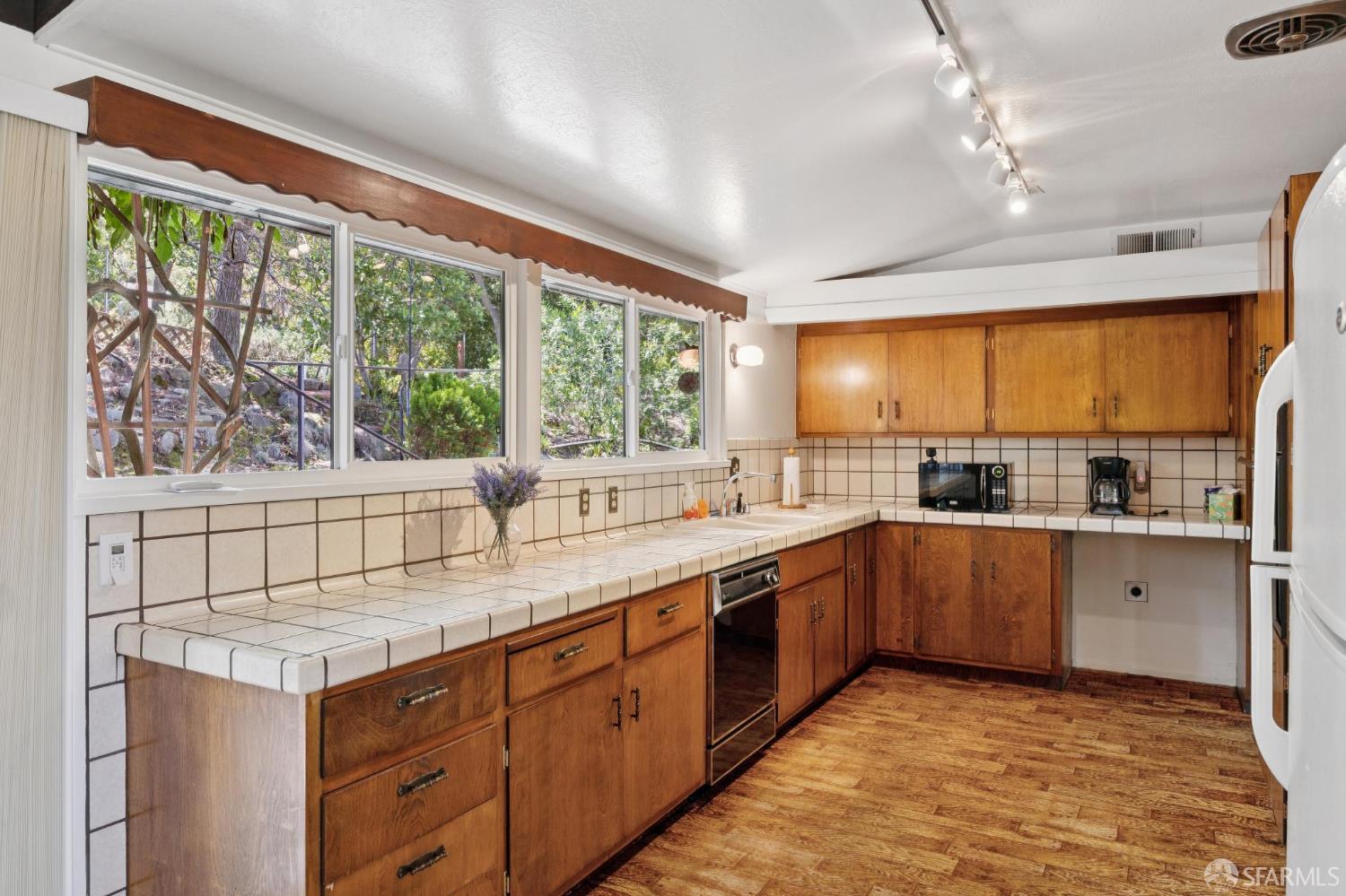 411 Las Lomas Way