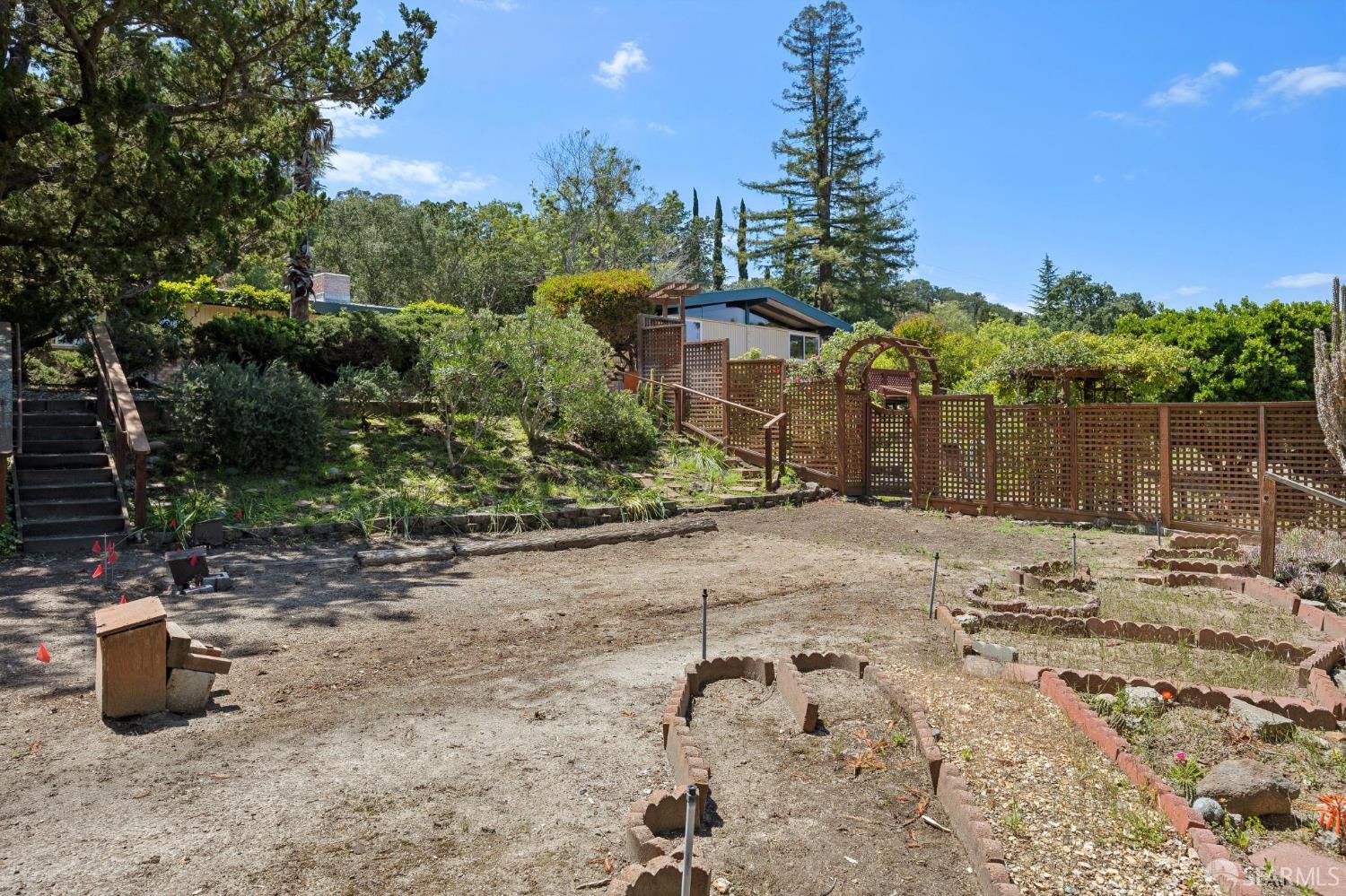 411 Las Lomas Way