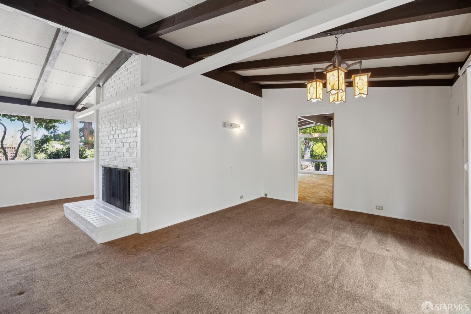 411 Las Lomas Way