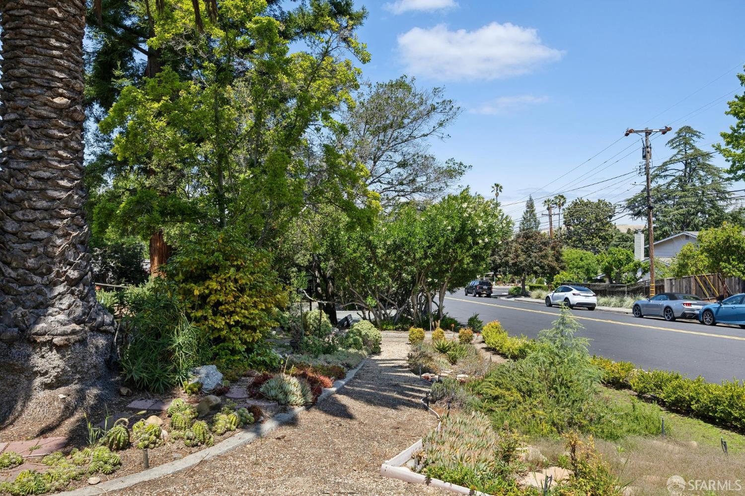 411 Las Lomas Way