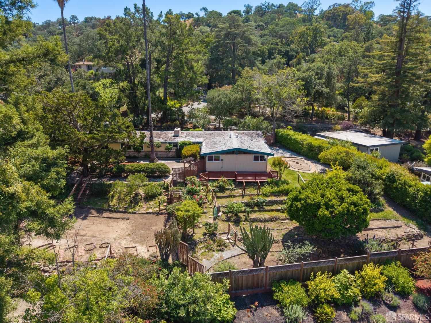411 Las Lomas Way
