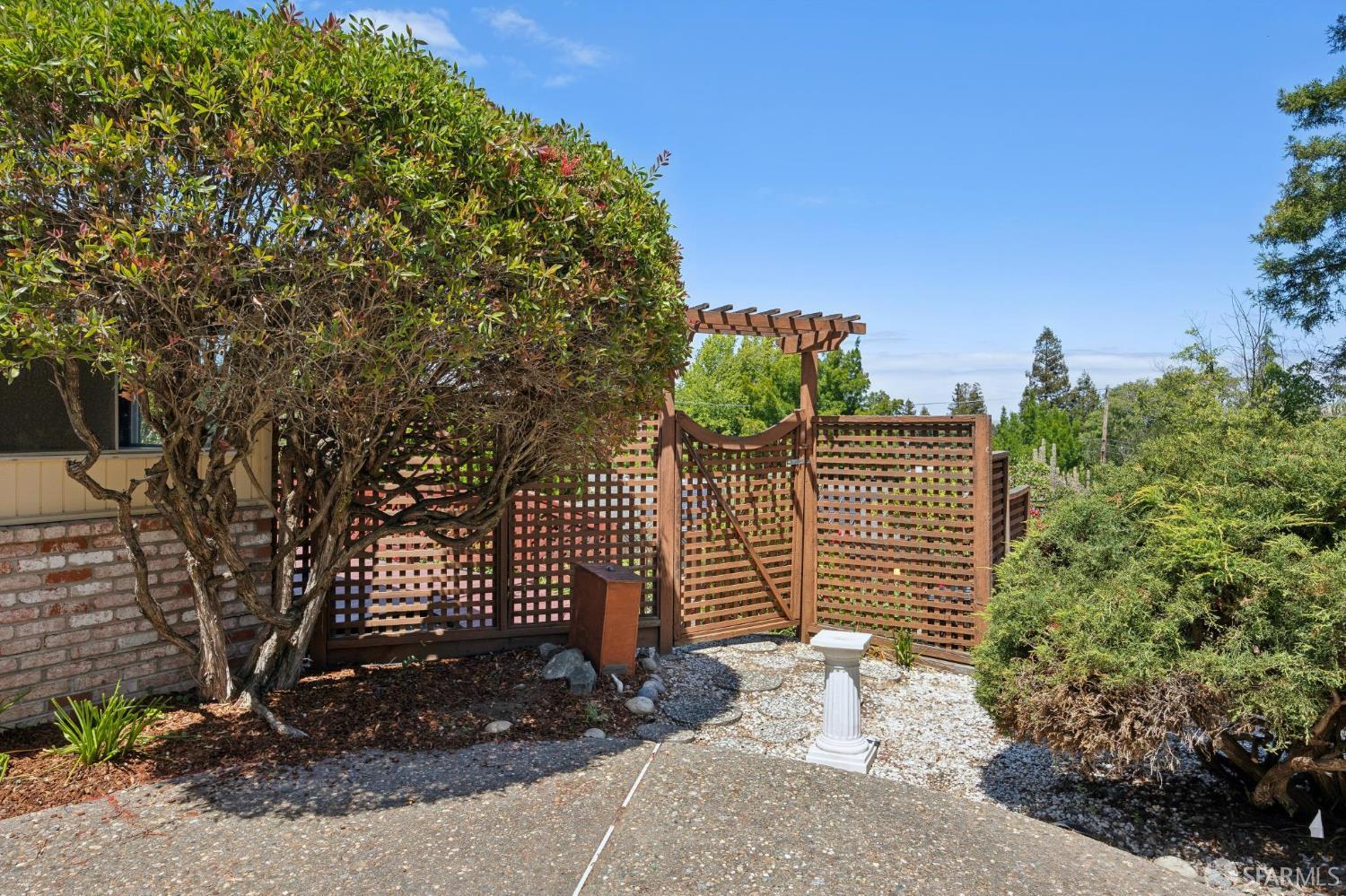 411 Las Lomas Way