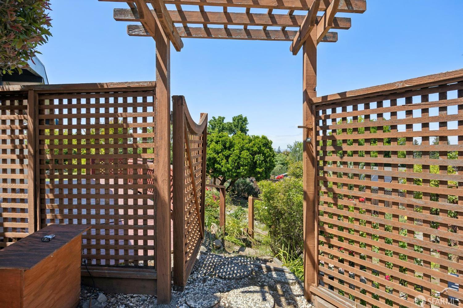 411 Las Lomas Way