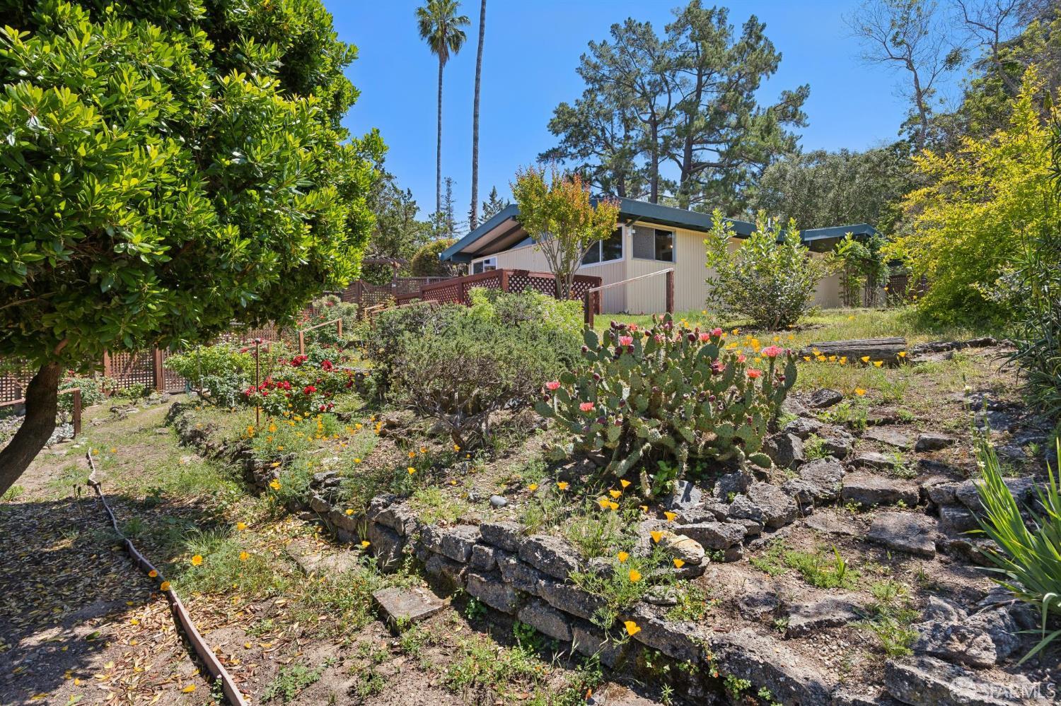 411 Las Lomas Way
