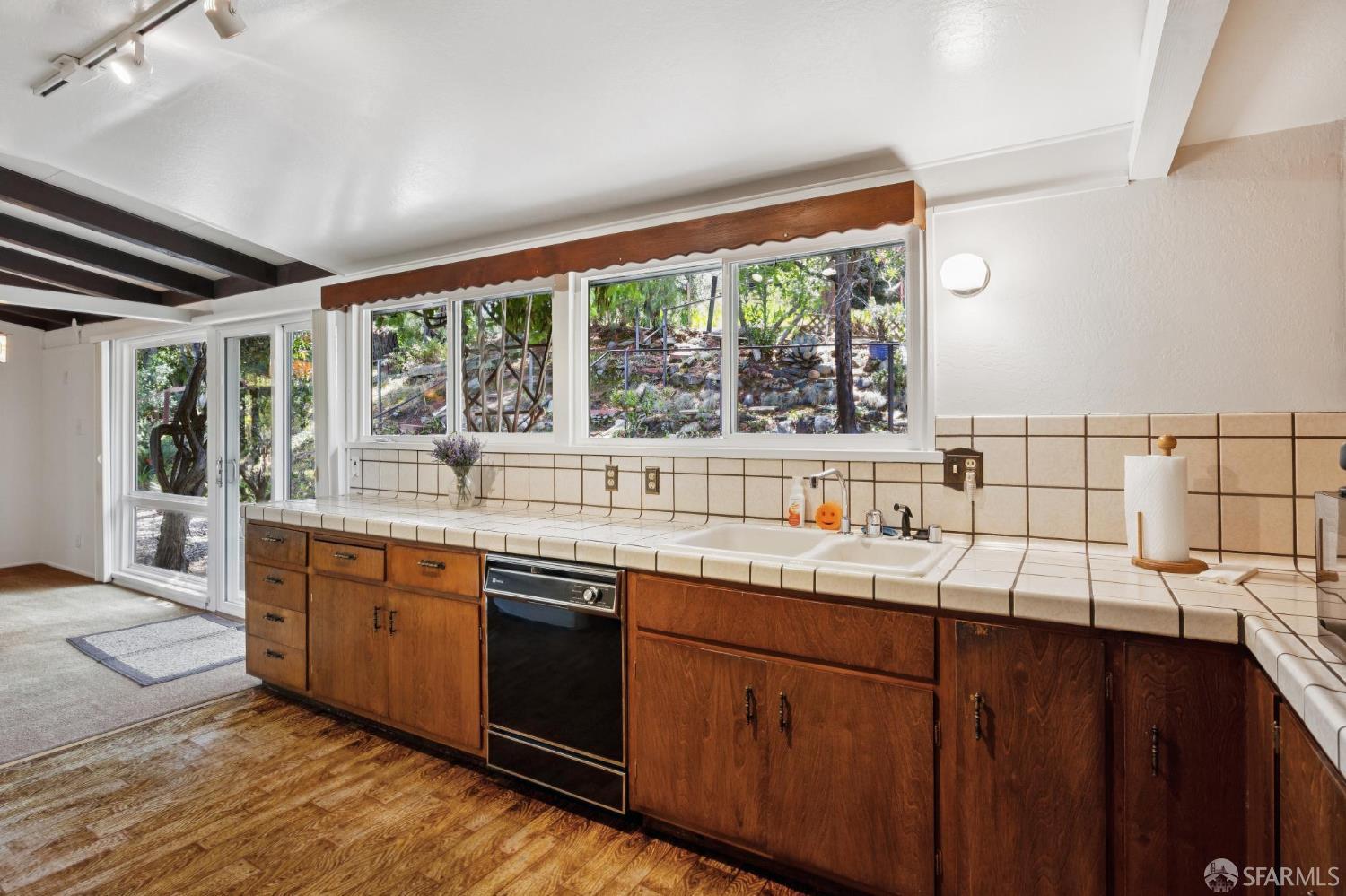 411 Las Lomas Way