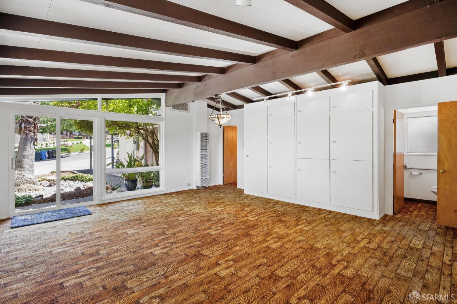 411 Las Lomas Way