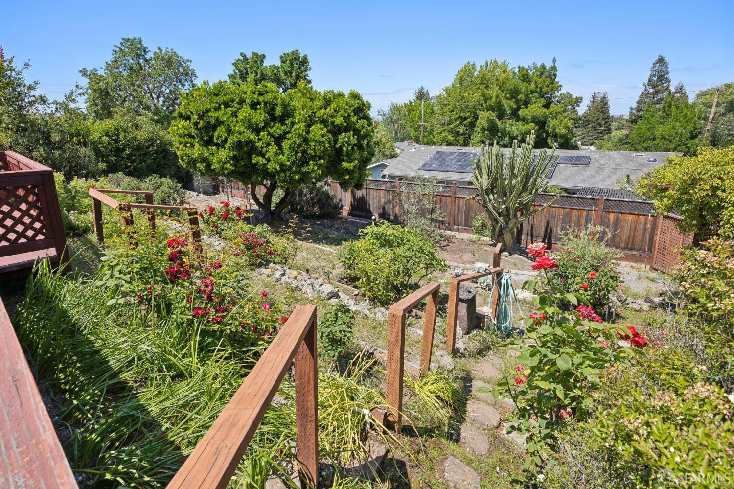 411 Las Lomas Way