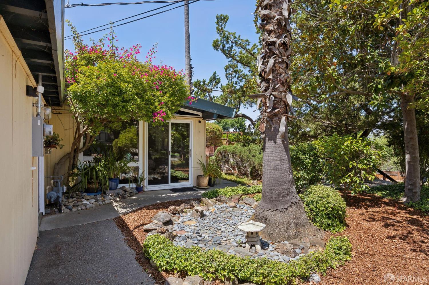 411 Las Lomas Way