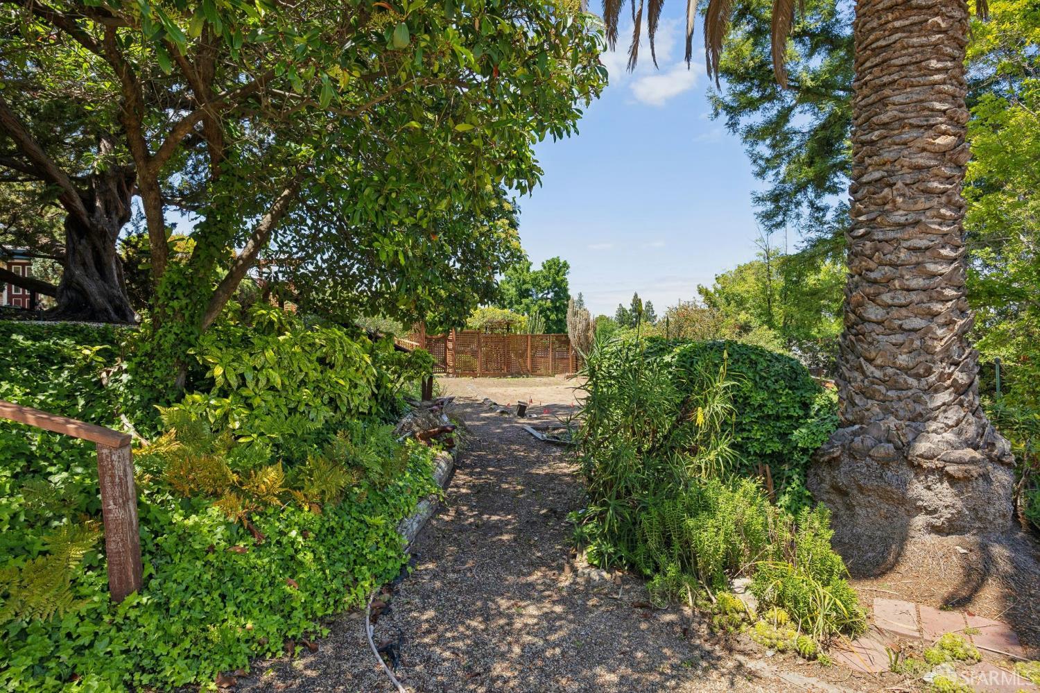 411 Las Lomas Way