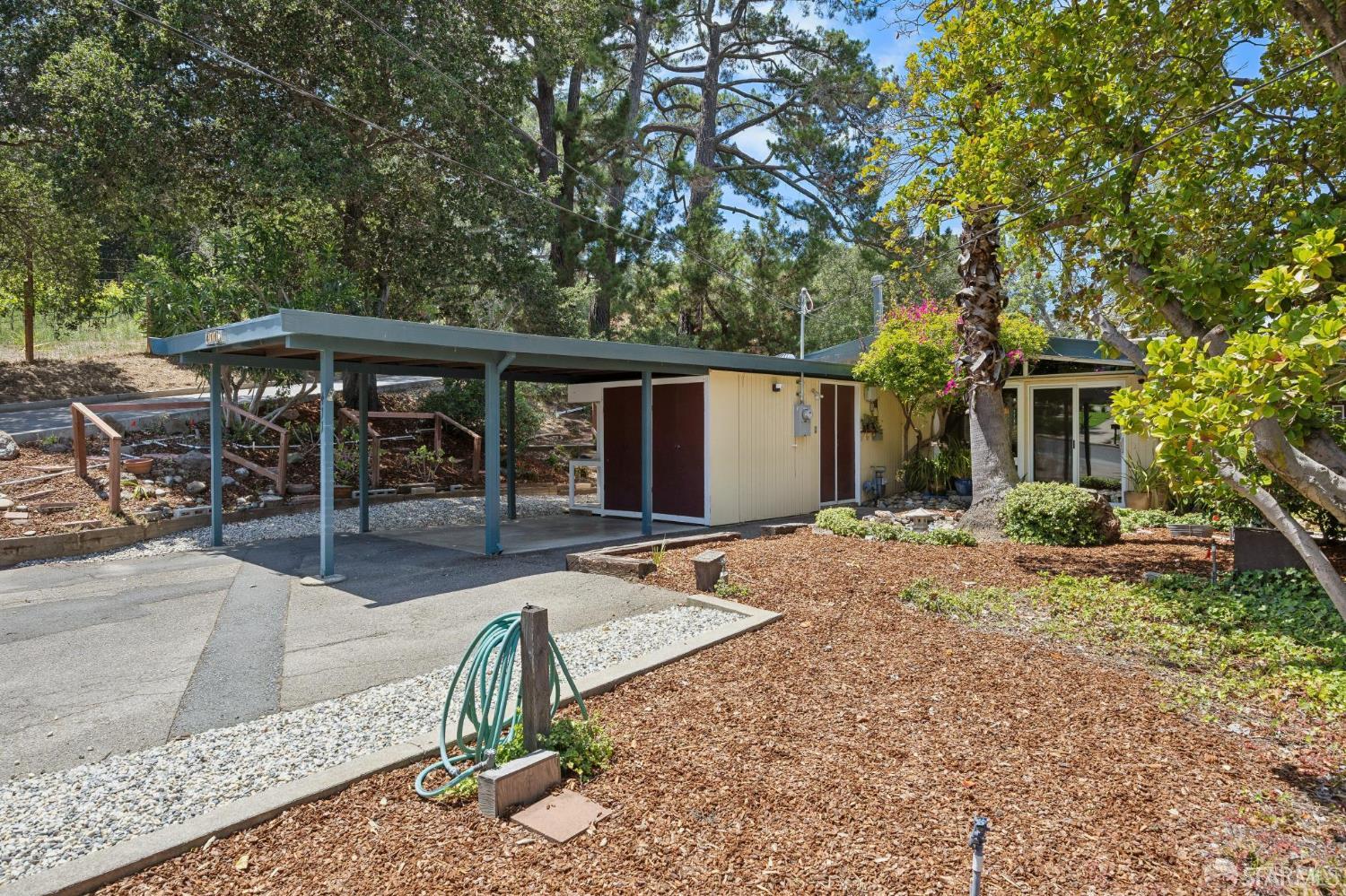 411 Las Lomas Way