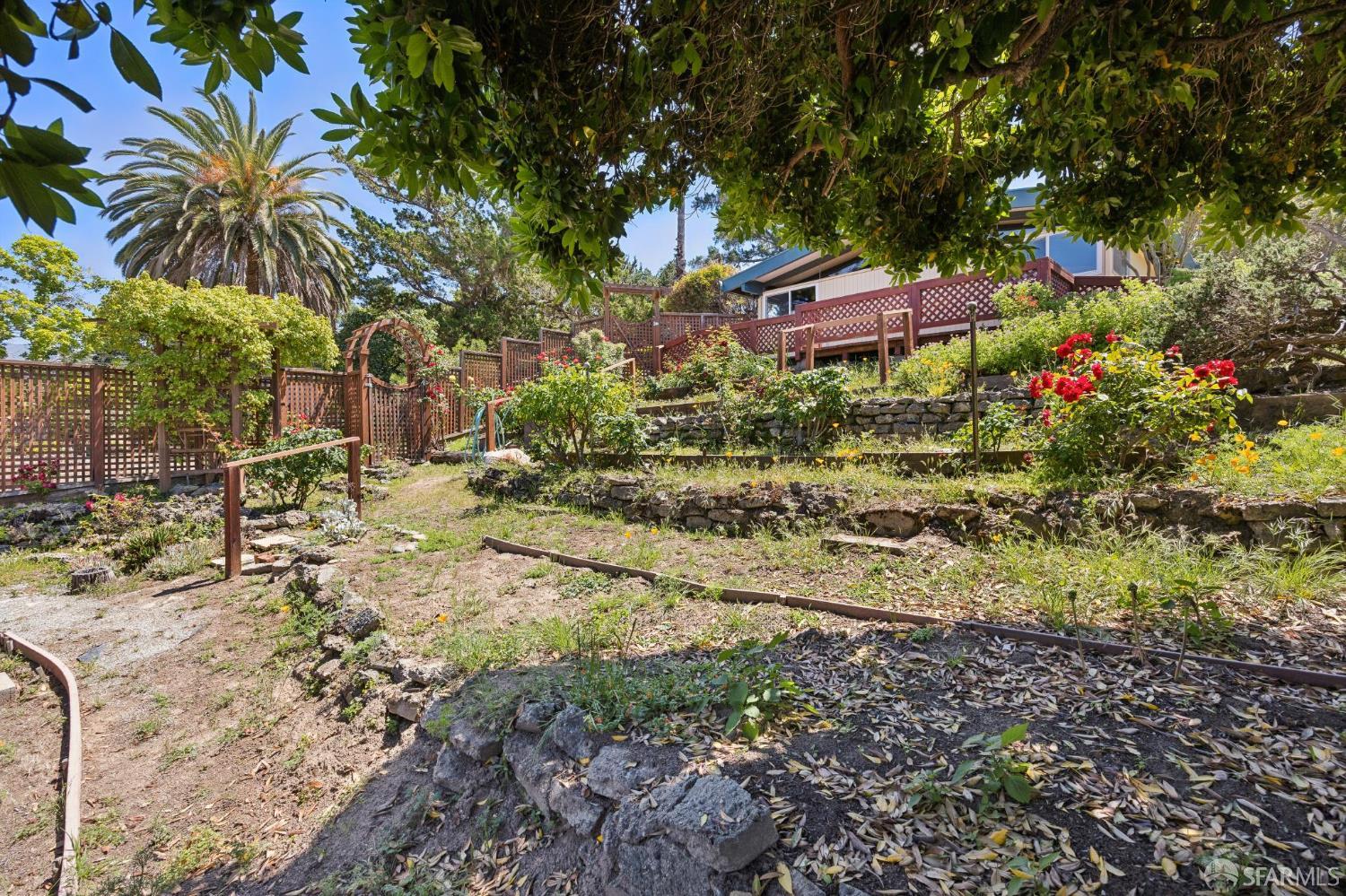411 Las Lomas Way