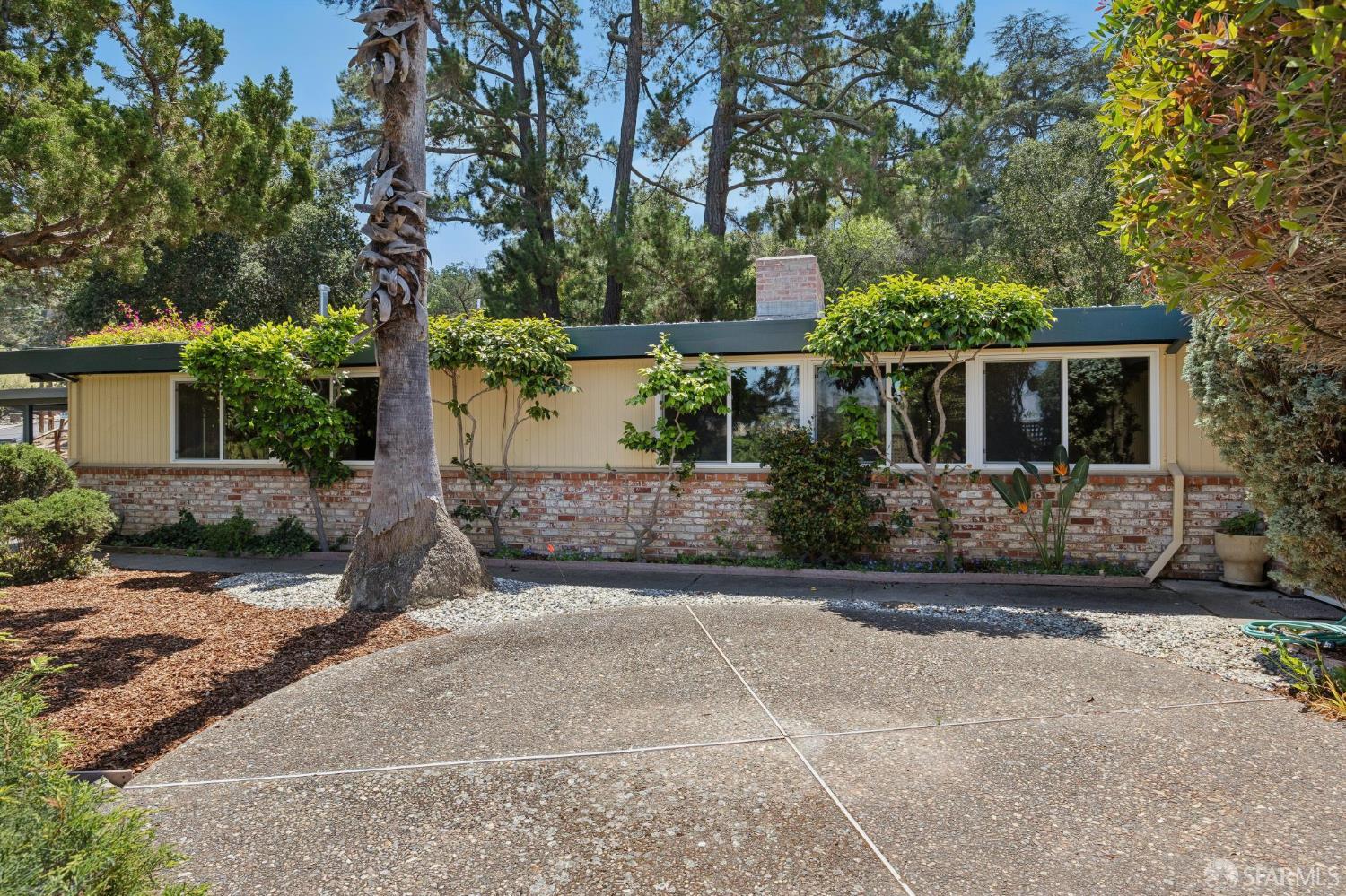 411 Las Lomas Way