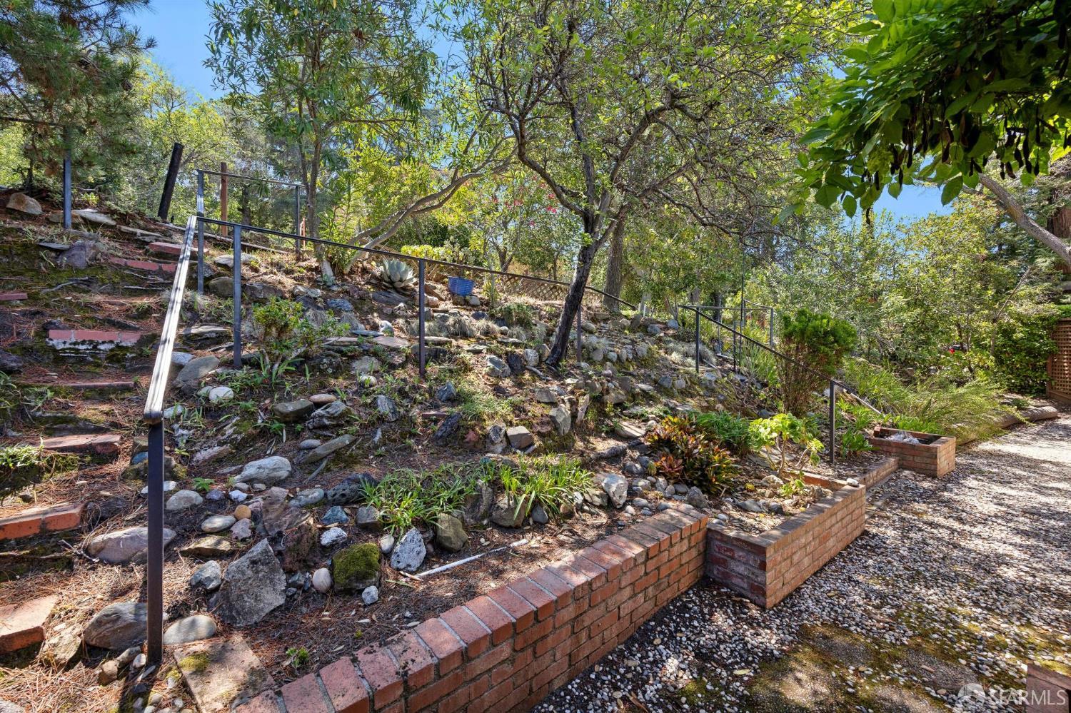 411 Las Lomas Way