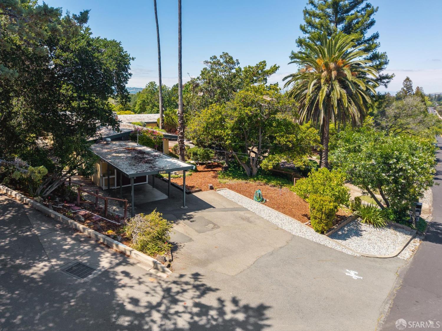 411 Las Lomas Way