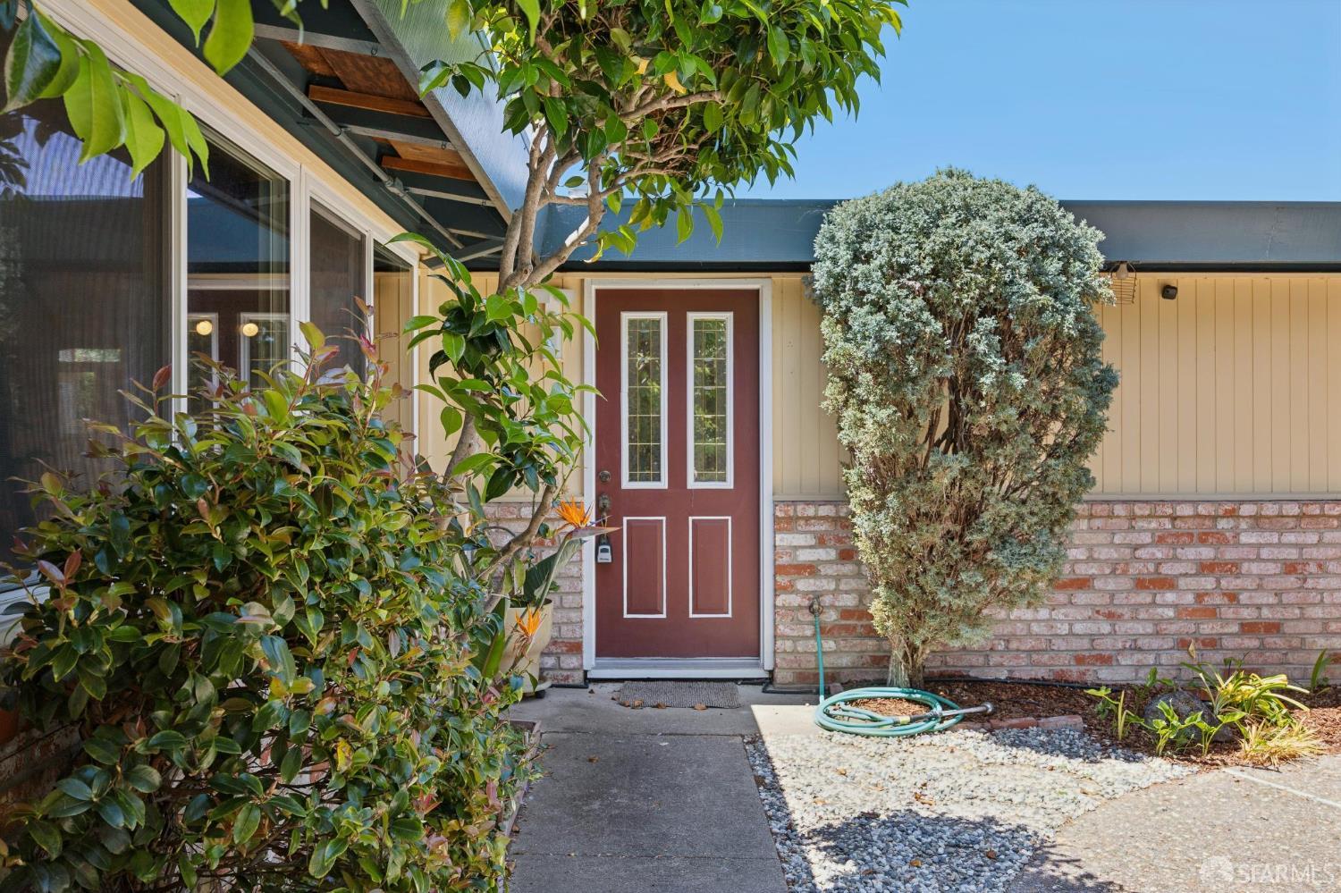 411 Las Lomas Way