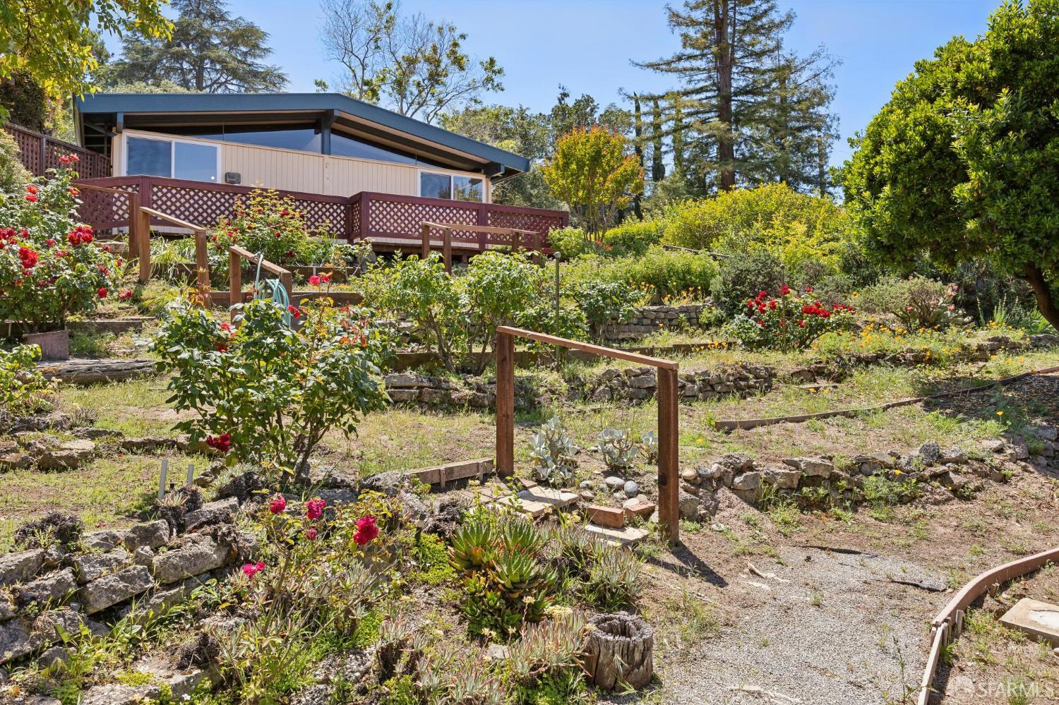 411 Las Lomas Way