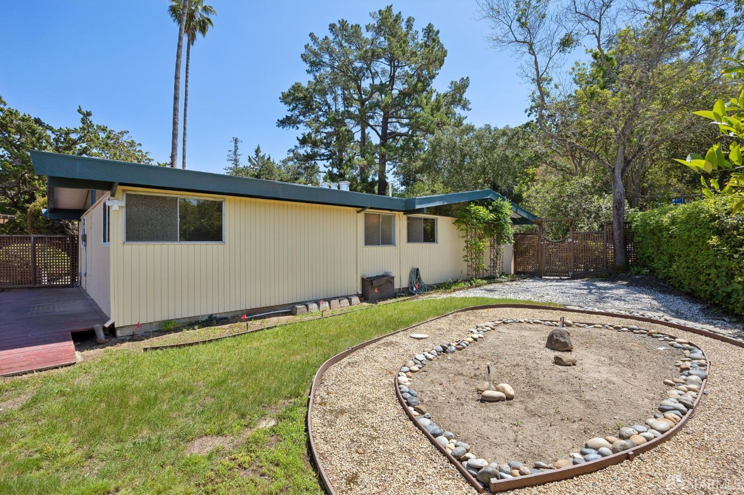 411 Las Lomas Way