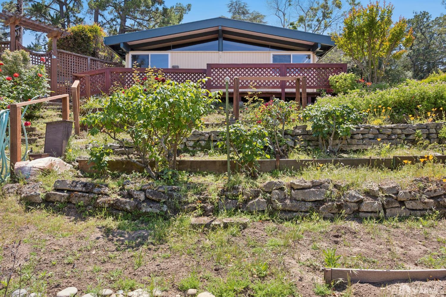 411 Las Lomas Way