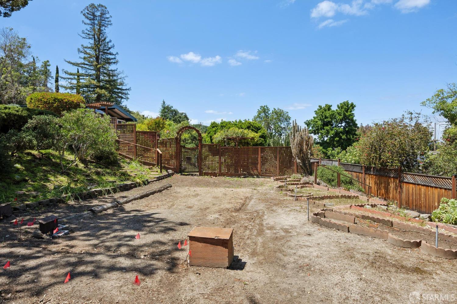 411 Las Lomas Way