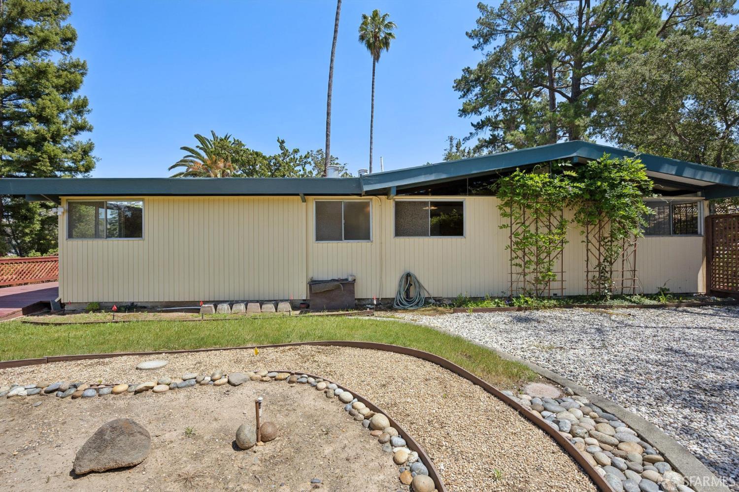 411 Las Lomas Way