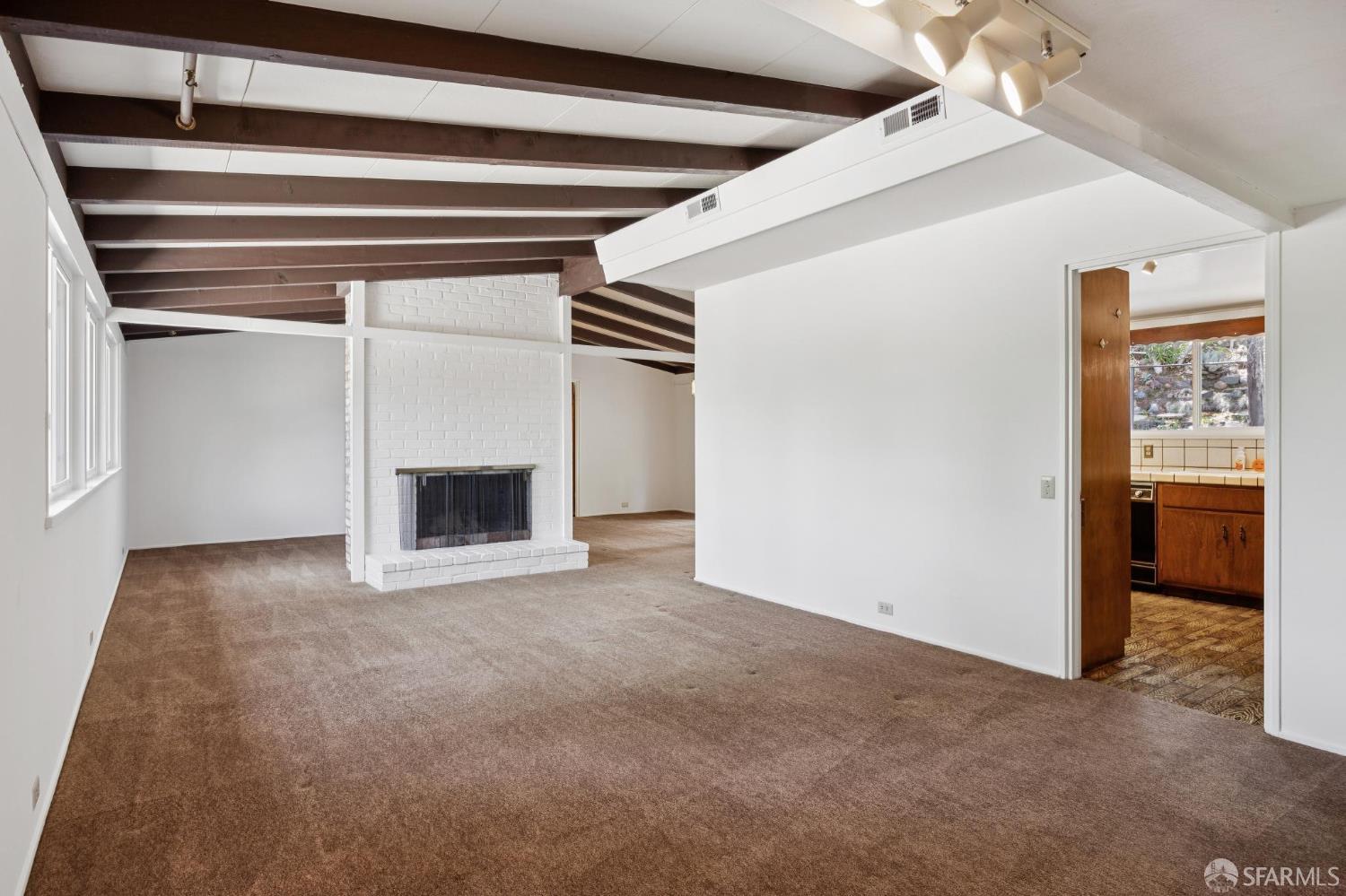 411 Las Lomas Way