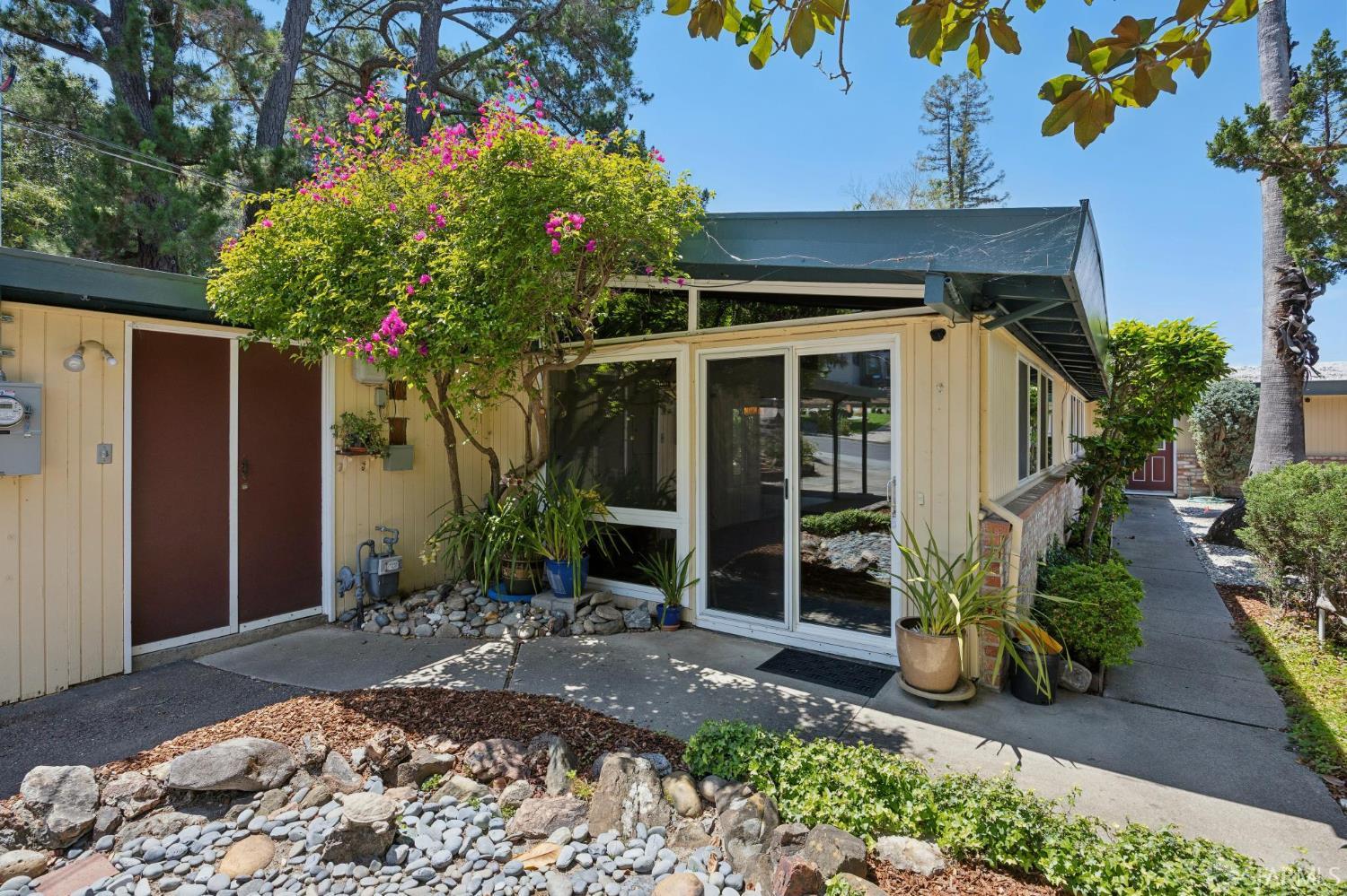 411 Las Lomas Way