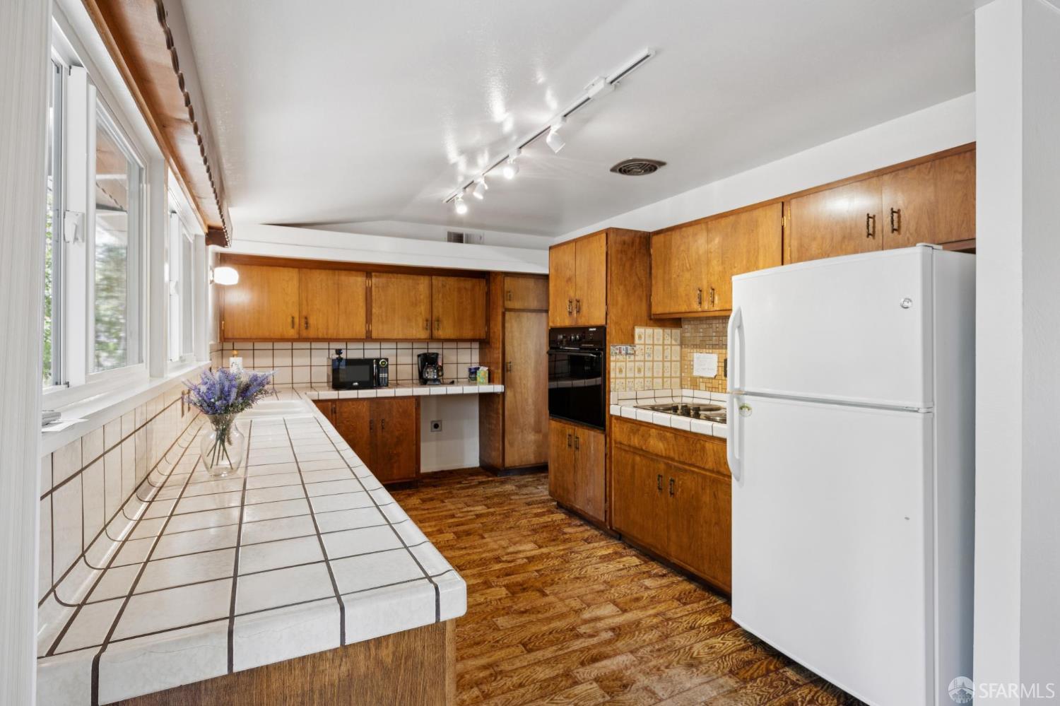 411 Las Lomas Way