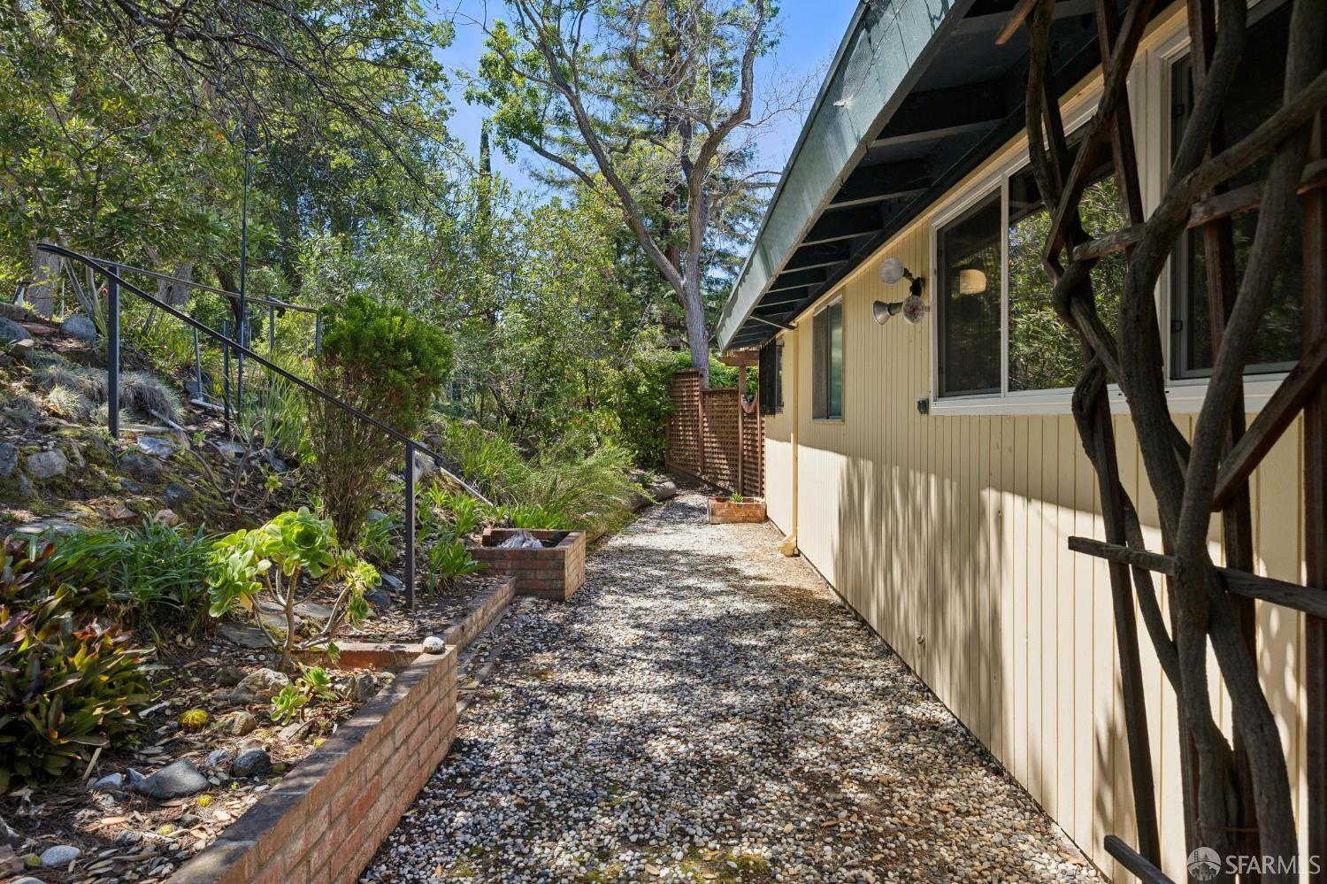 411 Las Lomas Way