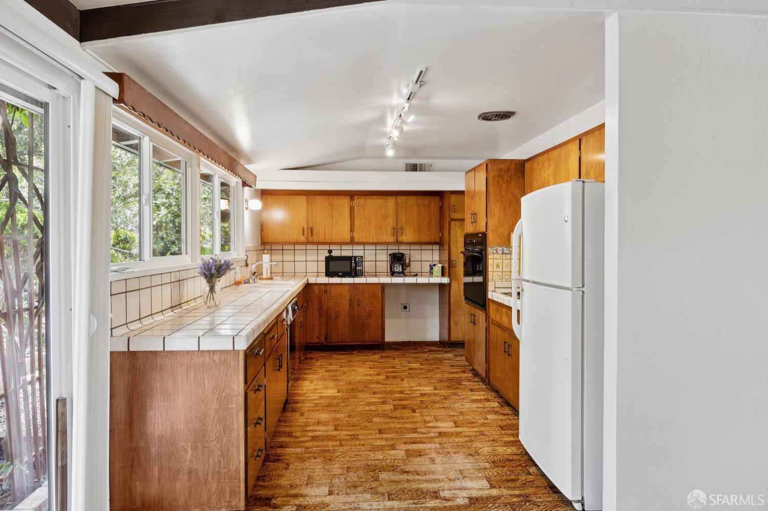 411 Las Lomas Way