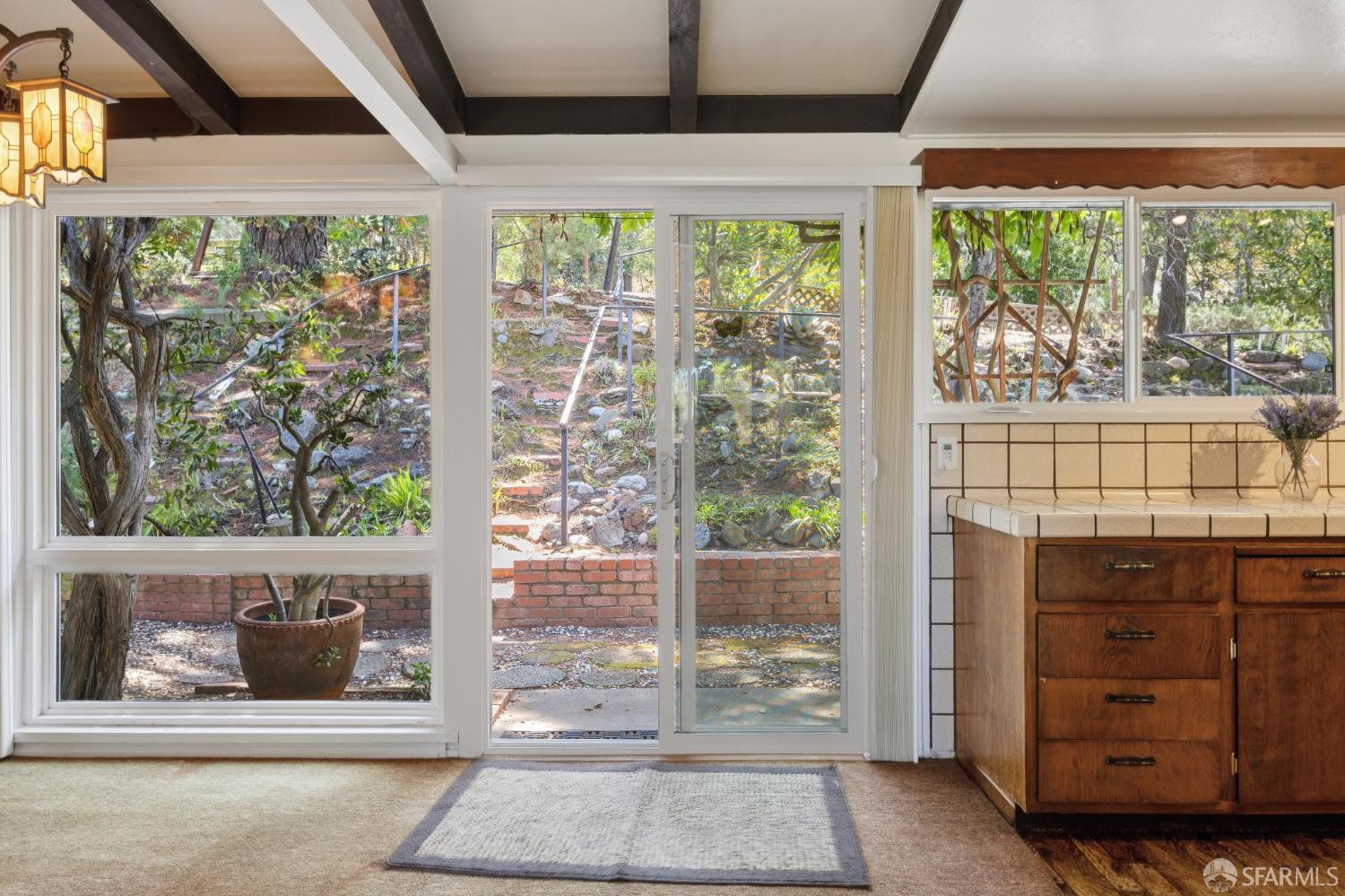 411 Las Lomas Way