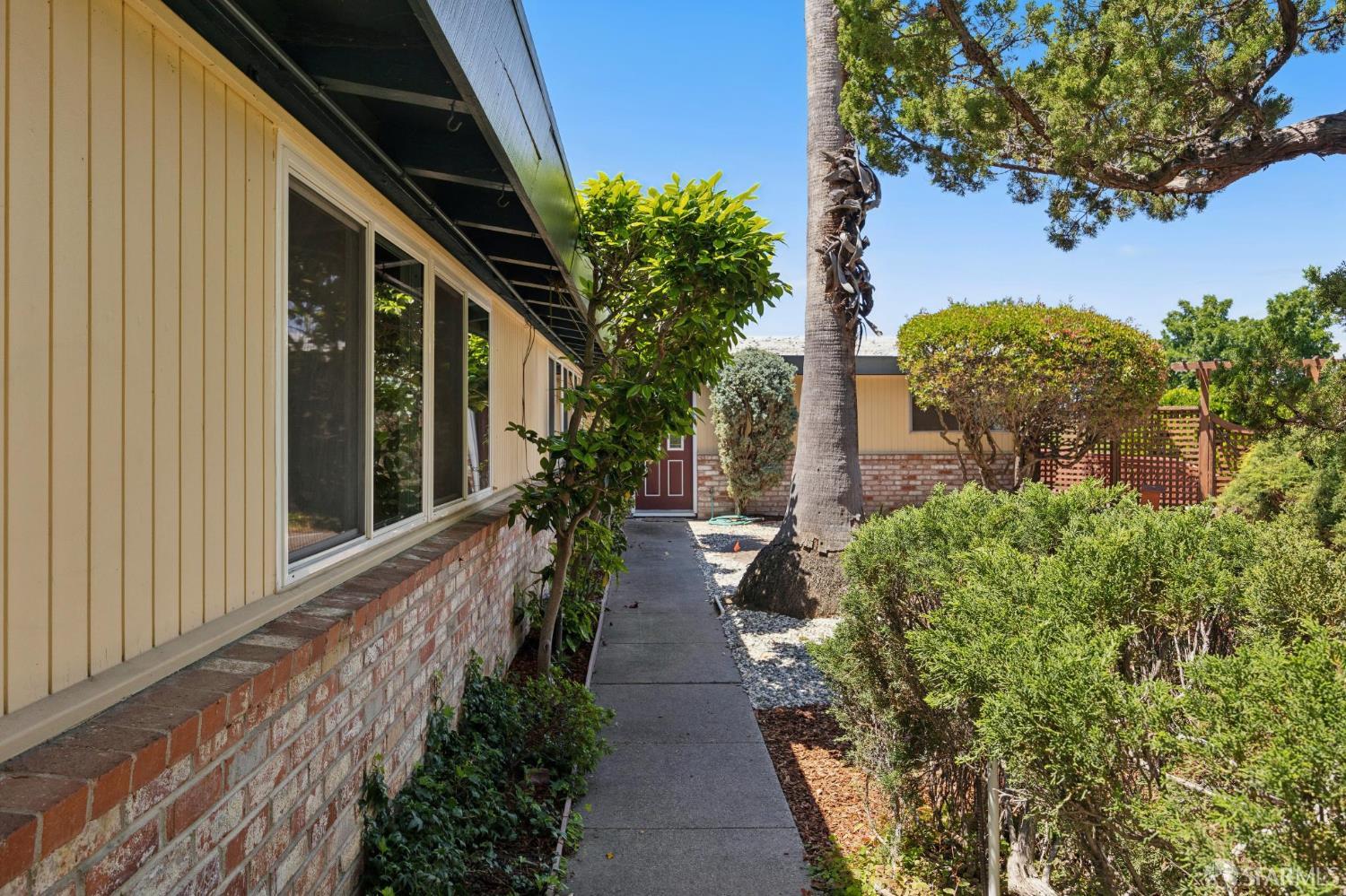 411 Las Lomas Way