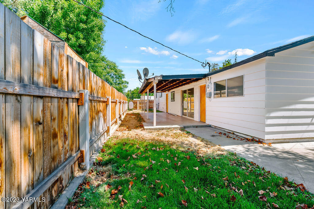 1320 Ledwich Ave