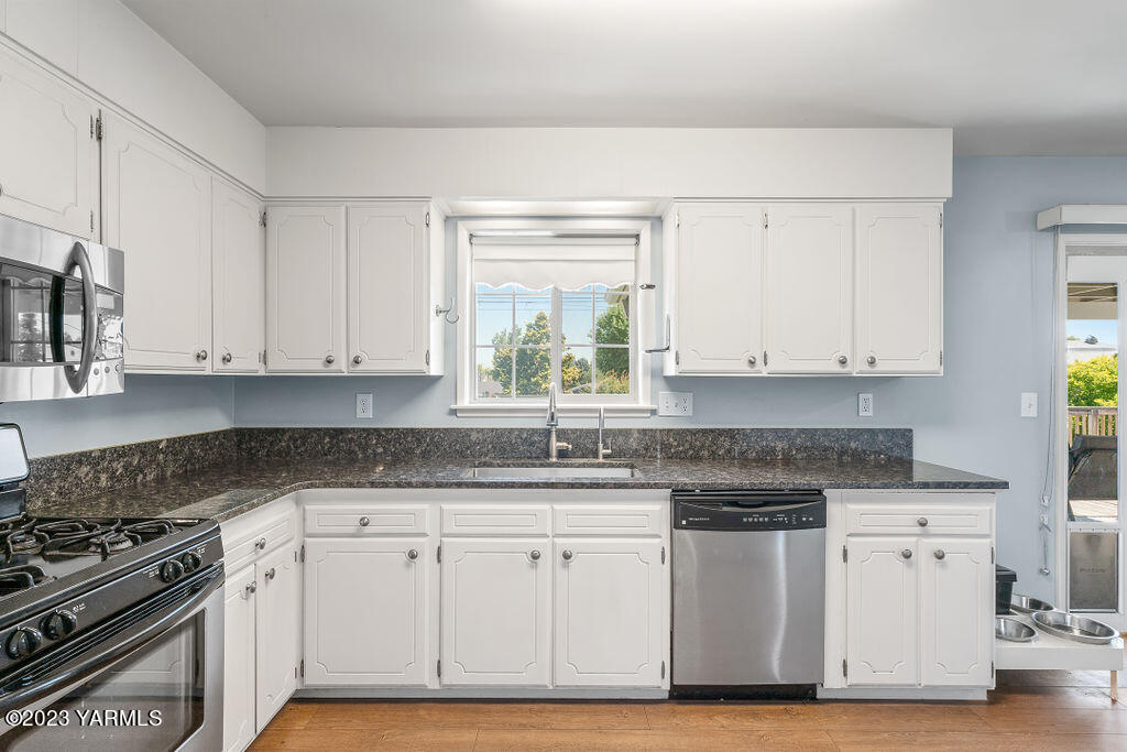 211 S 65th Ave