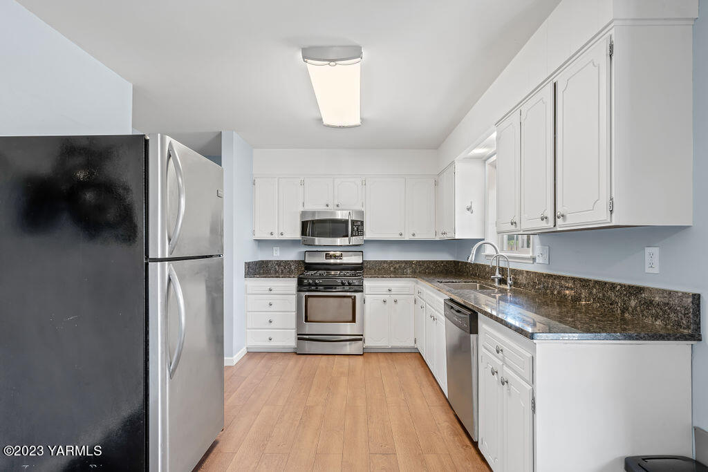 211 S 65th Ave