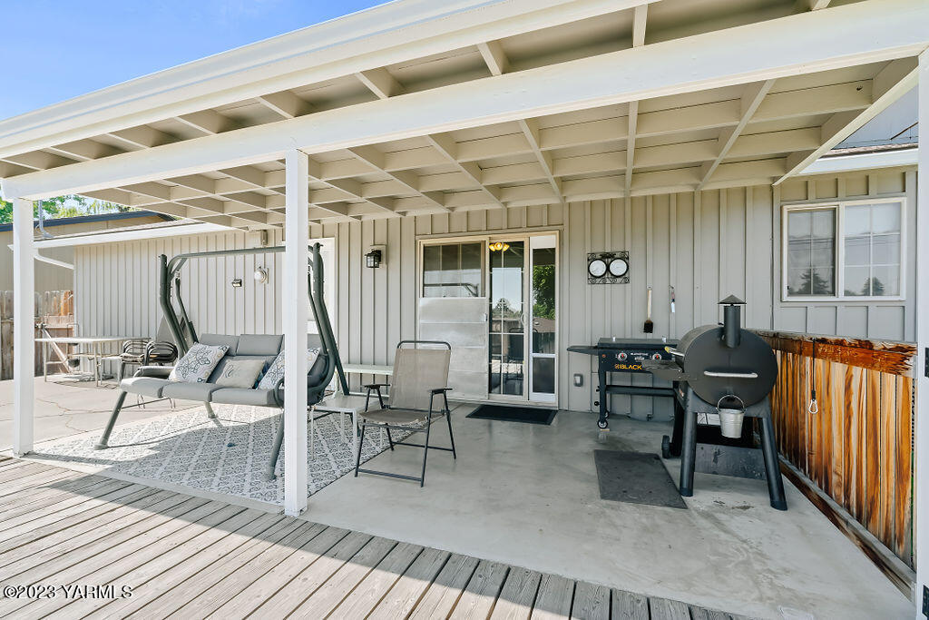 211 S 65th Ave