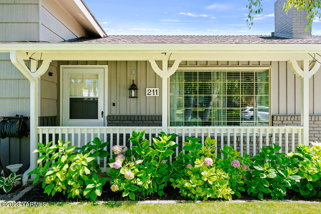 211 S 65th Ave