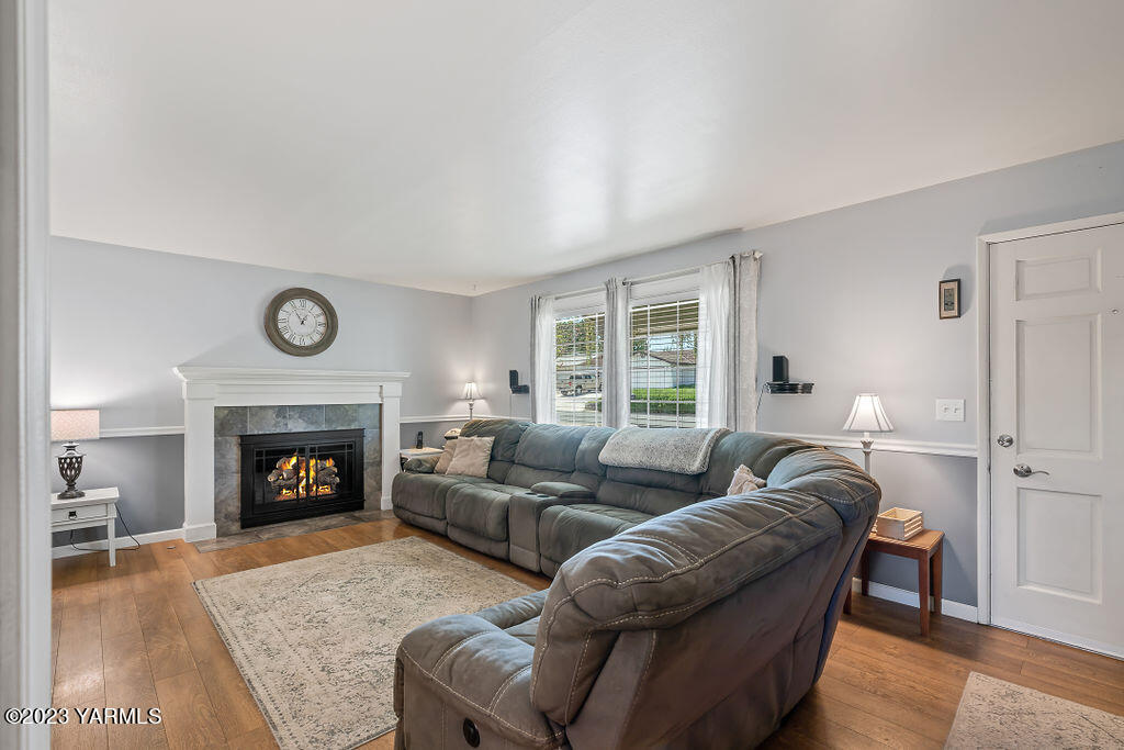 211 S 65th Ave