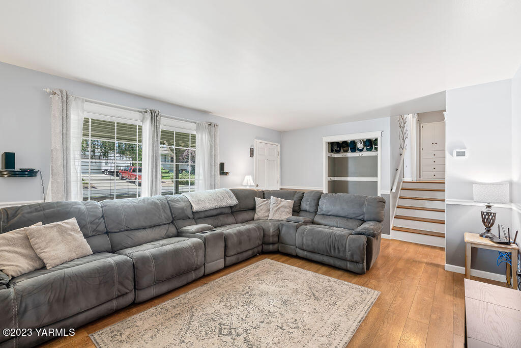 211 S 65th Ave