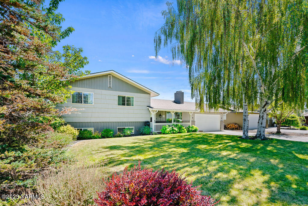 211 S 65th Ave