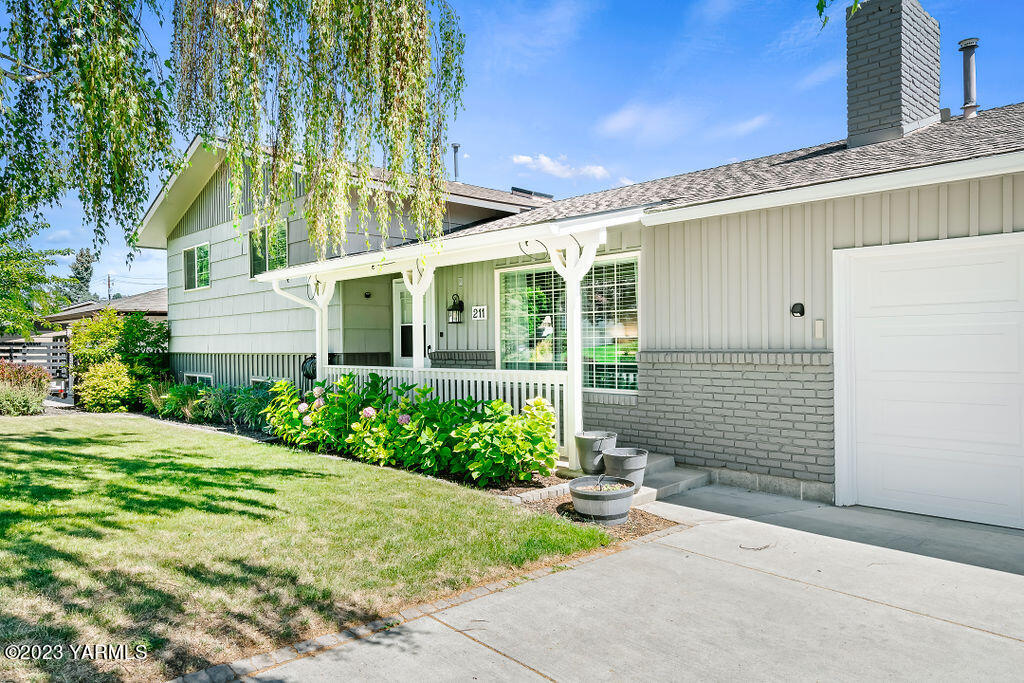 211 S 65th Ave