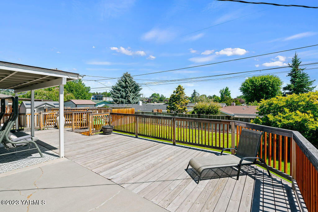 211 S 65th Ave