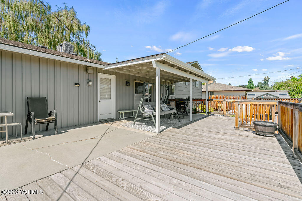 211 S 65th Ave