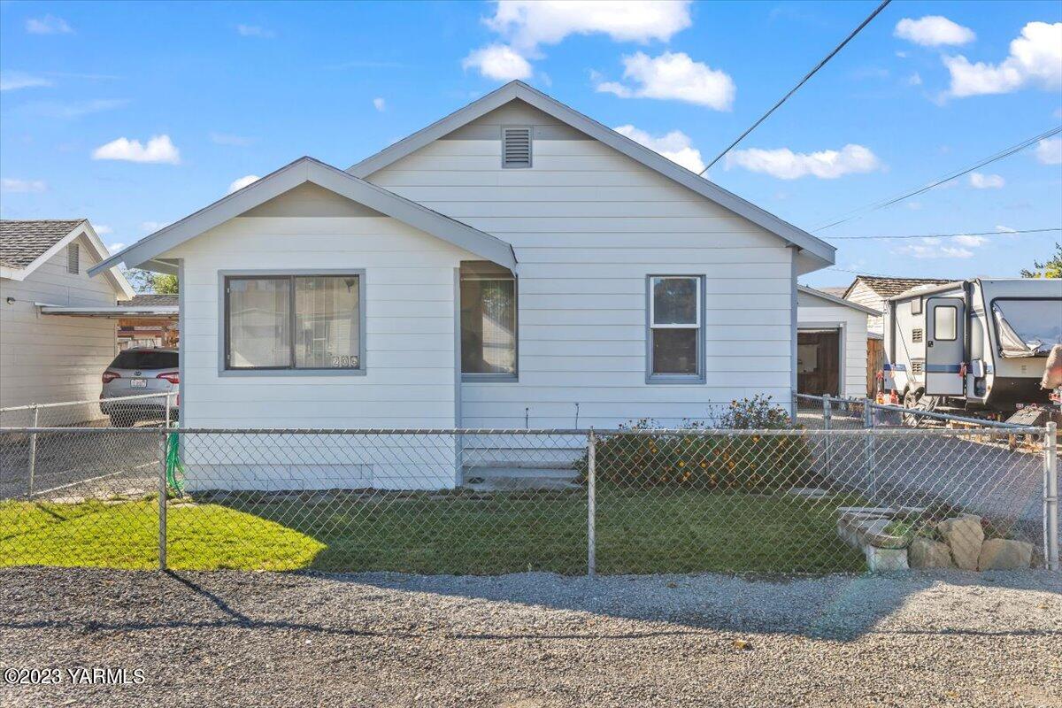 206 Locust St