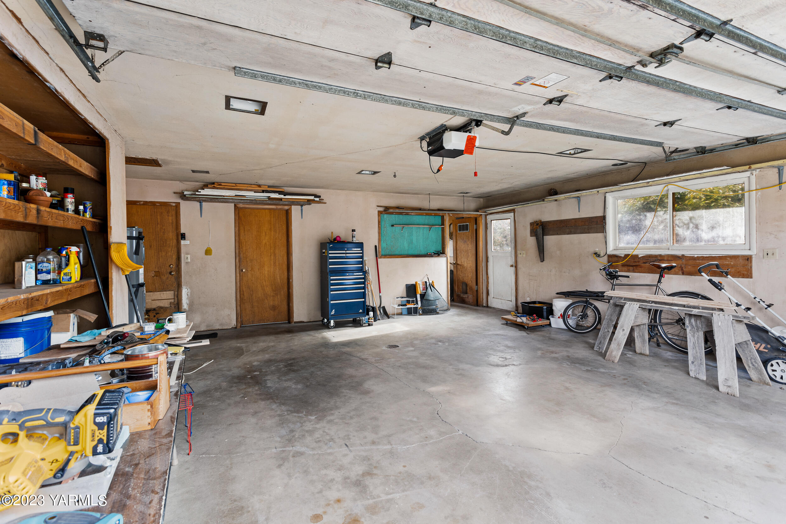 33 Moore Ave