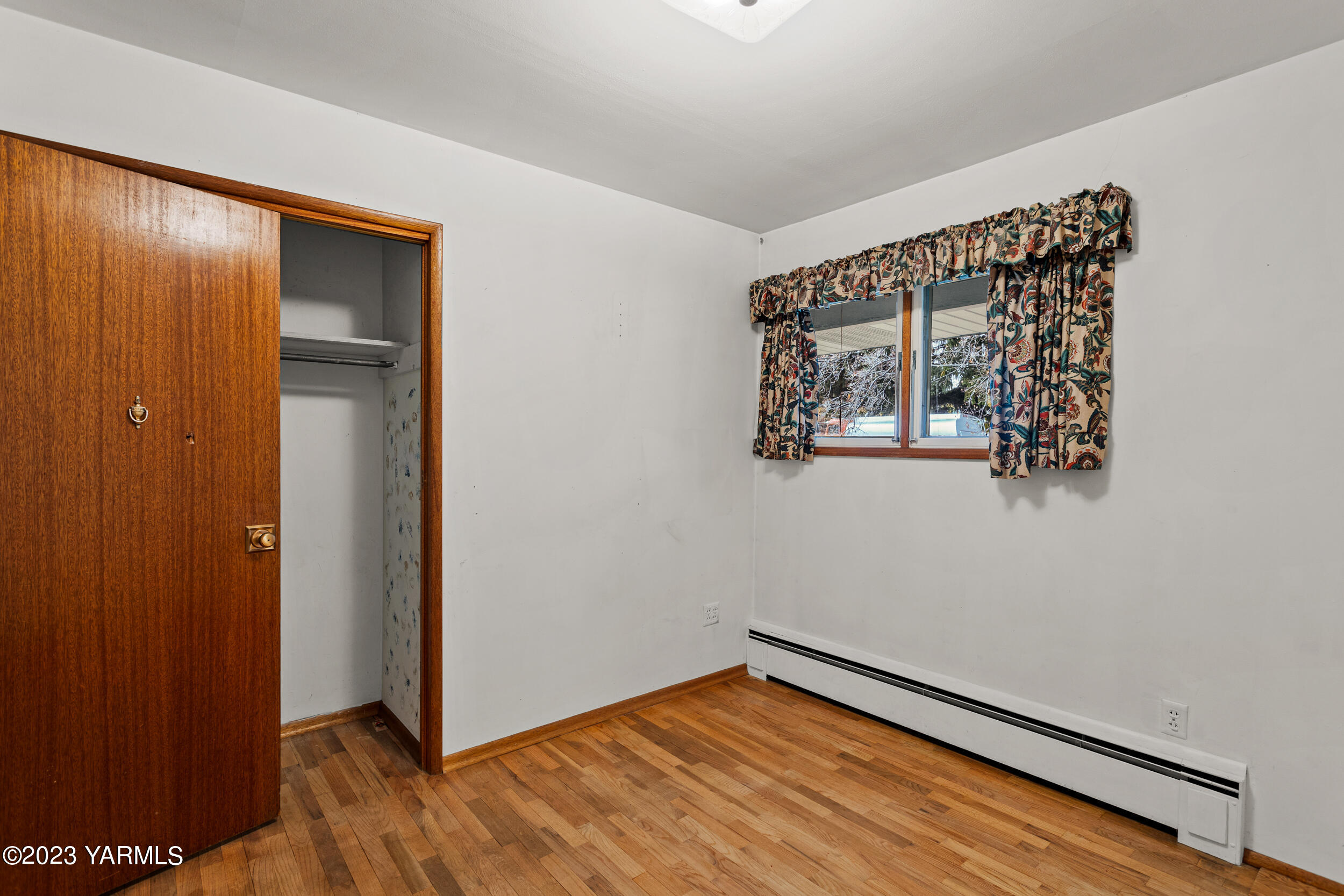 33 Moore Ave