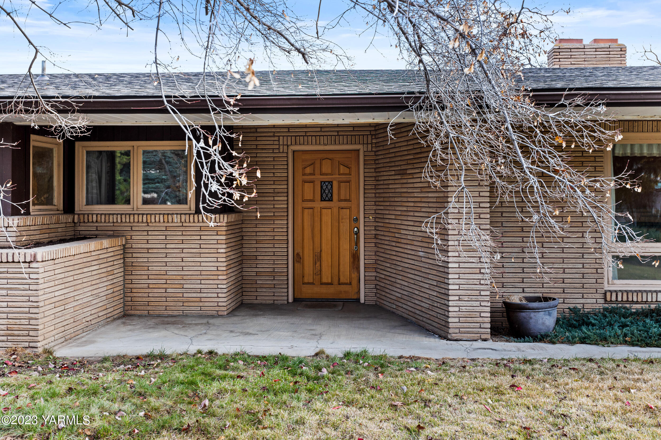 33 Moore Ave