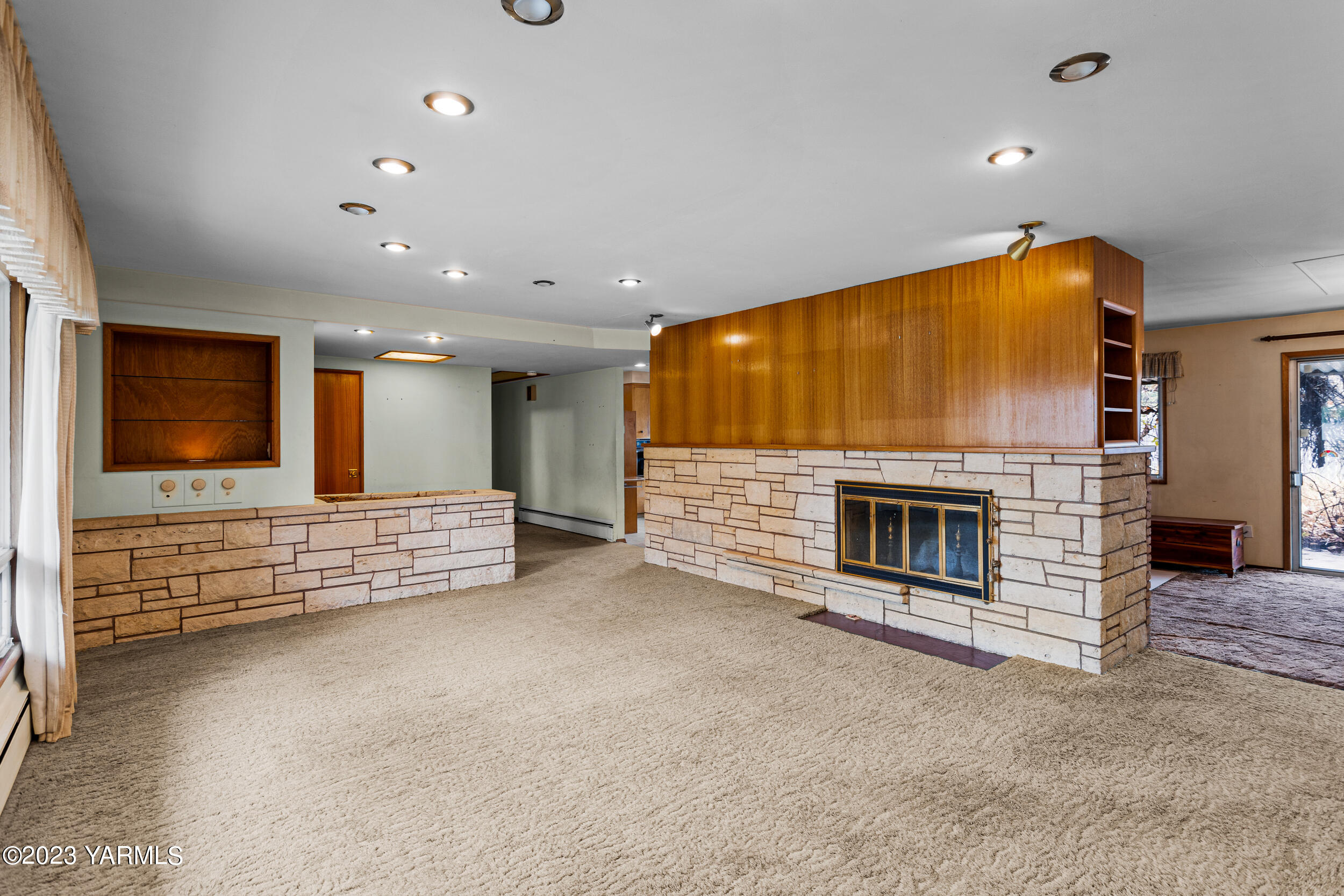 33 Moore Ave
