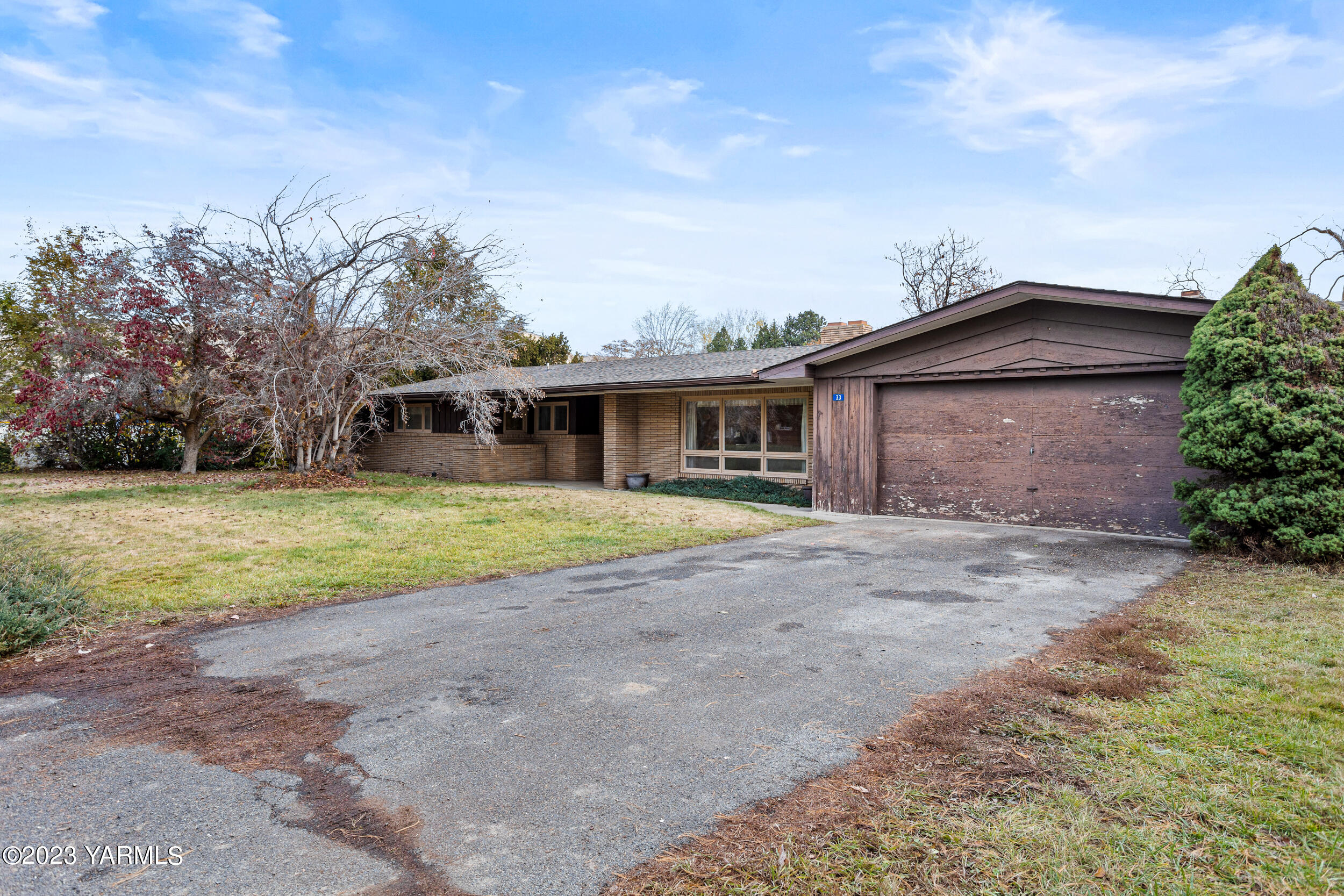 33 Moore Ave